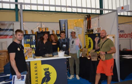 Photo devant le stand Kookabara à la Foire de Cavaillon.