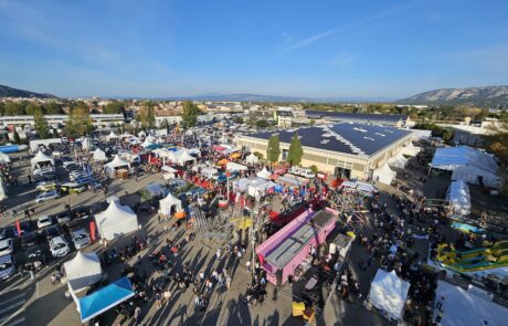 Vue aérienne des stands de la Foire de Cavaillon montrant l’ensemble des espaces d’exposition.