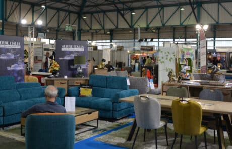 Stand de meubles et canapés à la Foire de Cavaillon.