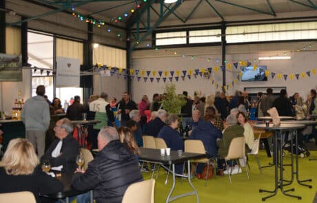 Vue intérieure de la salle de restauration de la Foire de Cavaillon.