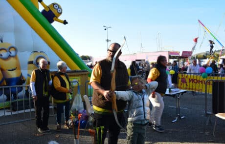 Stand avec animation de tir à l’arc pour enfants à la Foire de Cavaillon.